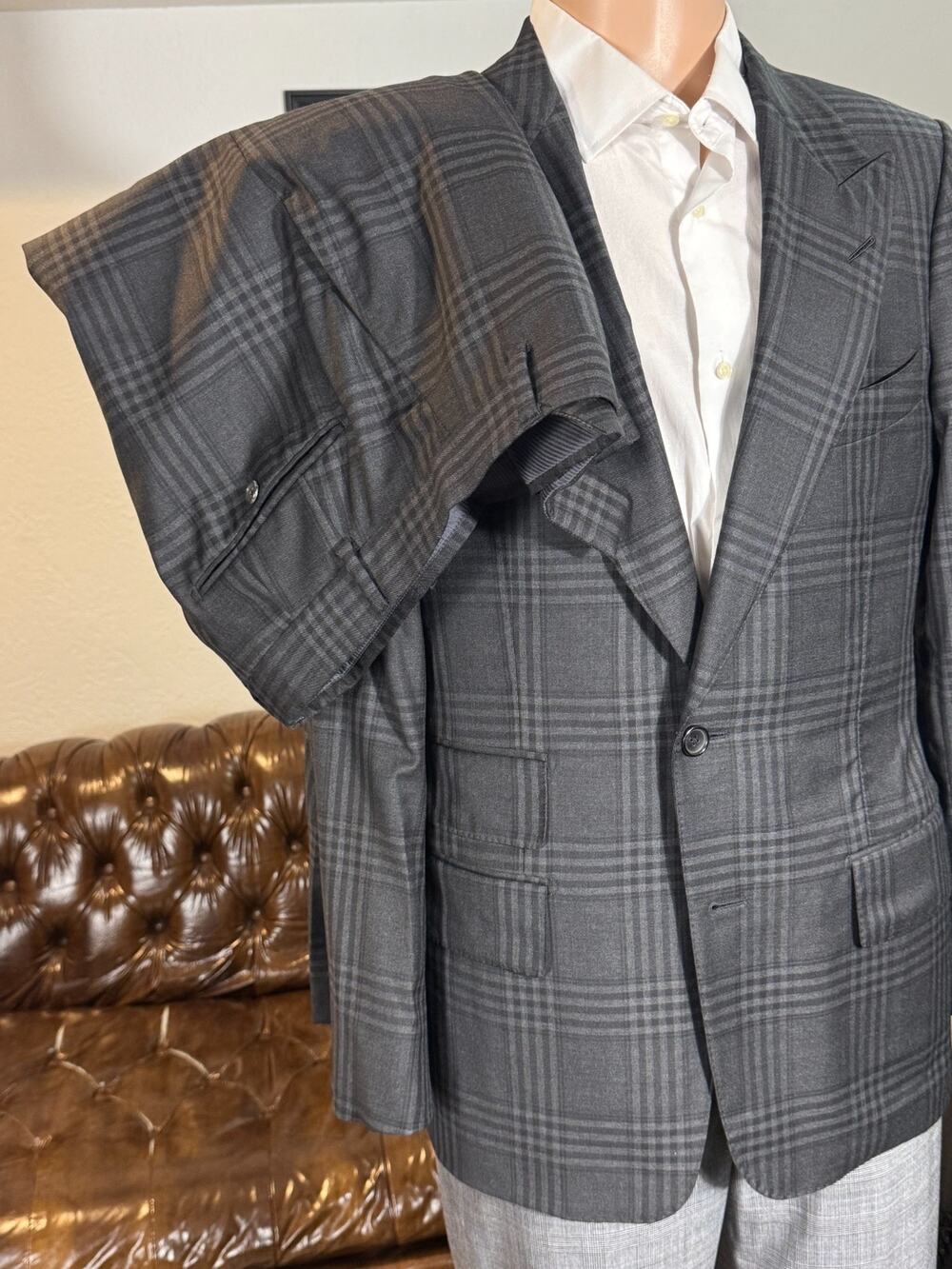 Tom Ford Peak Lapel Charcoal Gray Plaid Wool Suit 2PC 40R 50R 33x28.5 Trousers